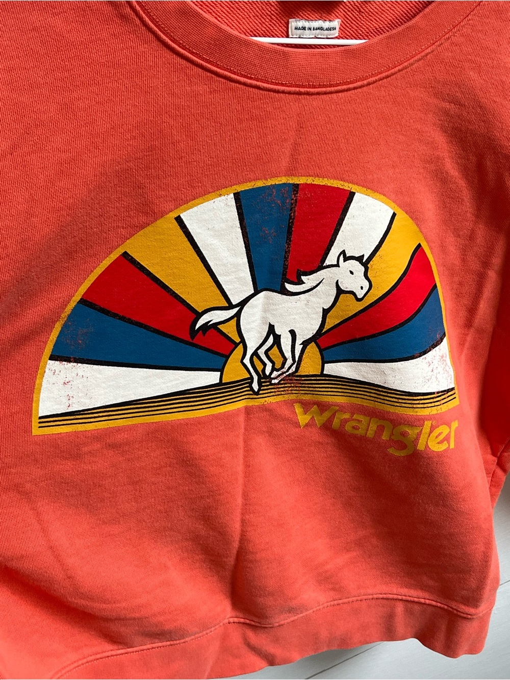Wrangler Coral Crewneck Sweatshirt with Retro Horse Graphic - Picture 2 of 4
